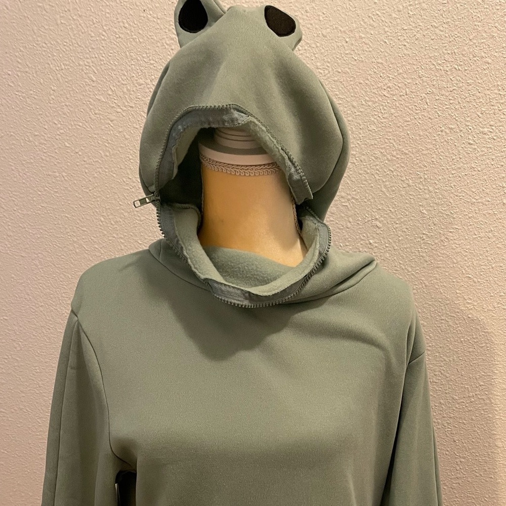 Cute olive green 2xl frog sweatshirt